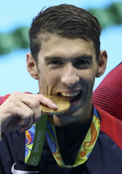 Michael Phelps también posa durante la premiación en los Olímpicos de Río