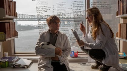 Michael Pitt y Marling, en "Orígenes"