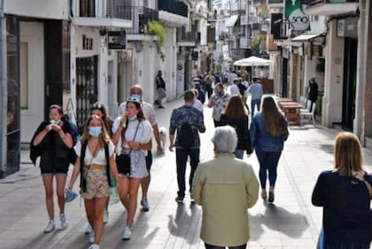 Michael Regan tiene una segunda casa en la ciudad española de Sitges que fue tomada por okupas.