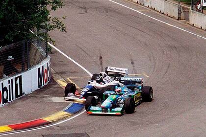 La maniobra que sentenció el campeonato de 1994, en Australia: Michael Schumacher (Benetton) cierra la marcha y aprieta a Damon Hill (Williams); el abandono de los dos posibilitó el festejo del Káiser