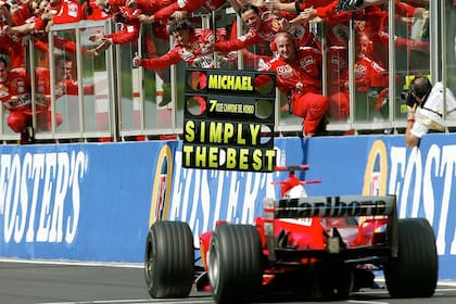 Michael Schumacher gana en Spa-Francorchamps, Bélgica, y obtiene su séptimo título en la Fórmula 1, el quinto con Ferrari; el Káiser logró 12 triunfos en la temporada 2004