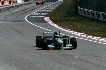 El Benetton de Schumacher está por pasar sobre desechos en la pista