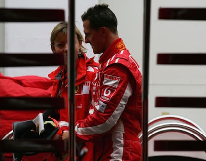 Michael Schumacher, en épocas de Ferrari, con Sabine Kehm, su persona de confianza