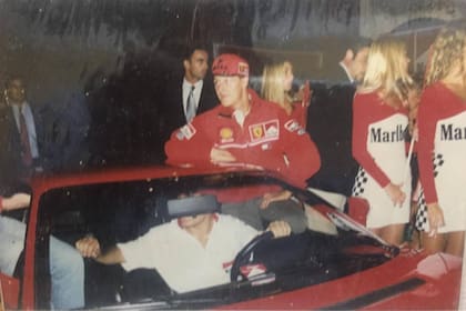 Michael Schumacher junto a la Ferrari