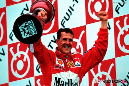 Michael Schumacher con el trofeo de campeón en Suzuka durante la temporada del 2000