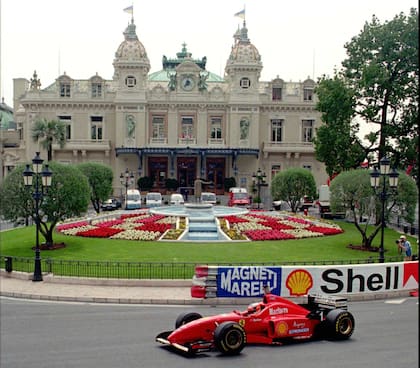 Michael Schumacher transita la curva del Casino en Mónaco; el alemán, en su primera temporada en Ferrari, marcó la pole position, pero la carrera para el Kaiser duró menos de un giro