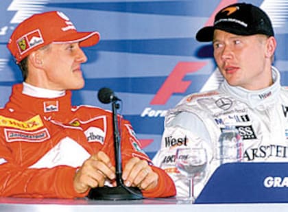 Michael Schumacher y Mika Hakkinen, frente a frente; el piloto de Ferrari y el de McLaren-Mercedes pulseaban por el título de la Fórmula 1