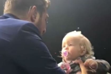 Michael subió a su hija Vida al escenario y compartió un dulce momento con la pequeña