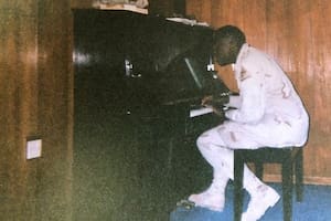 El soldado de EE.UU. que aprendió a tocar en el piano de Saddam Hussein y ahora tiene una carrera musical