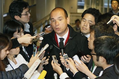 Michael Woodford, ex-CEO de Olympus, en el aeropuerto de Narita, Tokio, en su regreso a Japón tras el escándalo de corrupción en la compañía de cámaras digitales y equipamiento médico