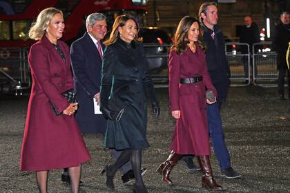 Michael y Carole Middleton llegaron con su hija Pippa –y su marido James Matthews– y Zara Tindall. Pippa siguió la onda de su hermana con un abrigo bordó, al igual que Zara; las dos by Karen Millen.