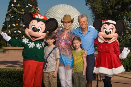Michael y Catherine junto a sus dos hijos, Carys y Dylan, en una visita familiar a Disney