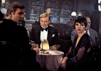 Michael York, Helmut Griem y Liza Minnelli en Cabaret (1972).