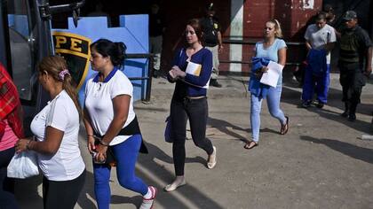 Michaella McCollum (centro) dice que aprendió a defenderse en prisión.