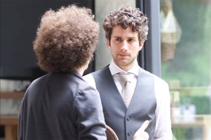 Franco dialoga con Darío Yazbek Bernal en el set de Nuevo Orden