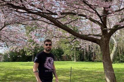 Michel en el famoso cementerio de Bispebjerg, Dinamarca, un paseo obligado en abril, cuando florecen los Cherry Blossom.