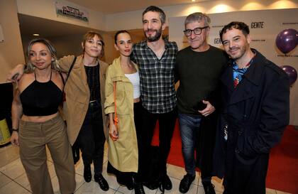 Michel Noher junto a su novia y rodeado de amigos, muy feliz luego del estreno de Pequeños grandes momentos