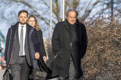 Michel Platini, expresidente de la UEFA y exvicepresidente de la FIFA, arriba al tribunal de apelación para el juicio que inició en Muttenz, Suiza el lunes 3 de marzo del 2025. (Urs Flueeler/Keystone via AP)
