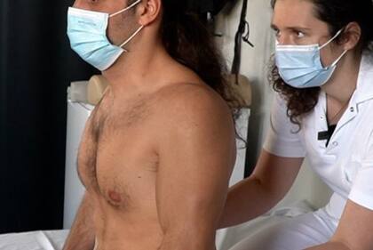 Michel Roccati recibió un implante eléctrico que le ayuda a caminar.