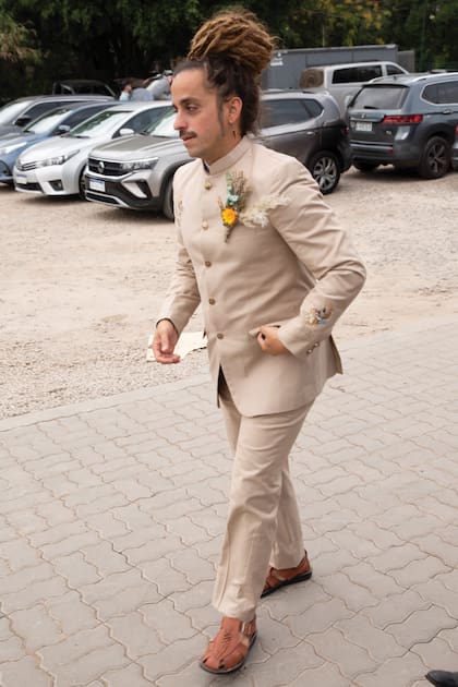 Michel tiene 38 años, es artista multidisciplinario y productor de eventos y, junto a Angie, son dueños del restaurante El Fondín, en Punta del Este. Su traje lo mandó hacer en India.