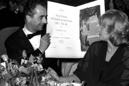 Michelangelo Antonioni junto a Monica Vitti, en el festival de Cannes en mayo de 1960