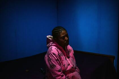 Micheline Charlusmat, en su cuarto en un campo de migrantes en Chile  (Cristobal Olivares/The New York Times)