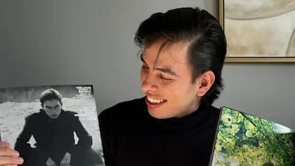 Michell con la primera revista de la que ha sido portada