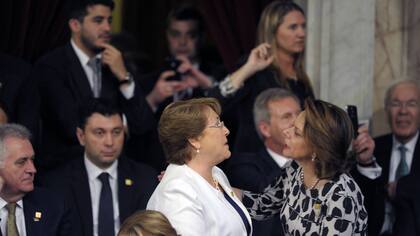 Michelle Bachelet escuchando el discurso de Mauricio Macri