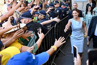 Michelle Bolsonaro, esposa del expresidente brasileño Jair Bolsonaro, saluda a sus seguidores desde la sede del Partido Liberal en Brasilia el 30 de marzo de 2023.
