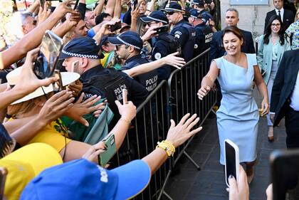  Michelle Bolsonaro saluda a los simpatizantes de su esposo en los cuarteles del Partido Liberal