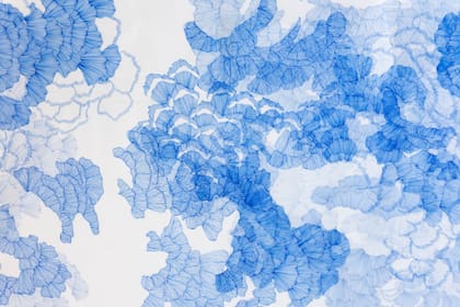 Michelle Dabul trabaja con capas de papel vegetal y tinta china