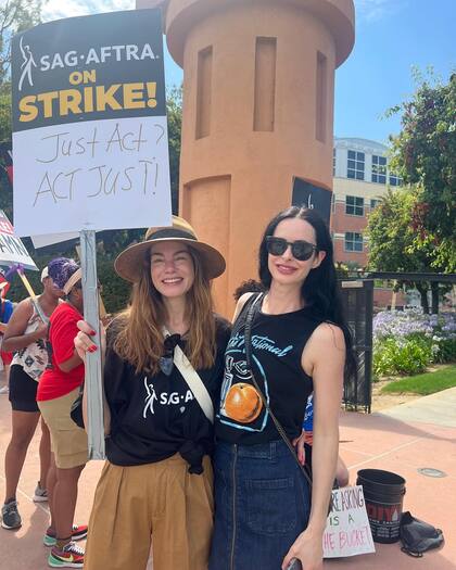 Michelle Monaghan y Krysten Ritter en la huelga de actores, en Los Angeles