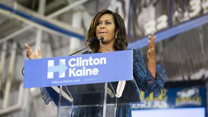Michelle Obama hace campaña por Hilllary, ayer en la Universidad de Lasalle, en Filadelfia