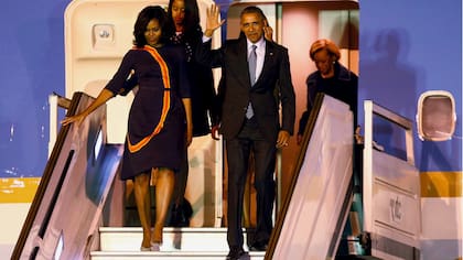 Michelle Obama llegó al aeropuerto internacional de Ezeiza con un look impecable de Narciso Rodríguez