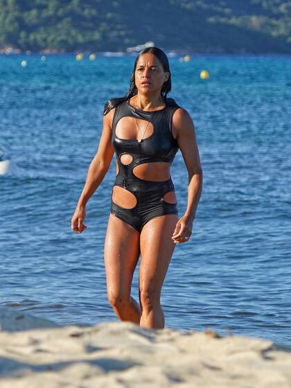 Michelle Rodríguez disfruta junto a un grupo de amigos del sol y el mar de Saint-Tropez