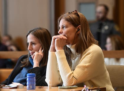 Michelle Troconis, a la derecha, comparece en el tribunal con su abogada defensora, Audrey Felsen, durante los alegatos finales de su juicio penal en la Corte Superior de Connecticut en Stamford, Connecticut, el martes 27 de febrero