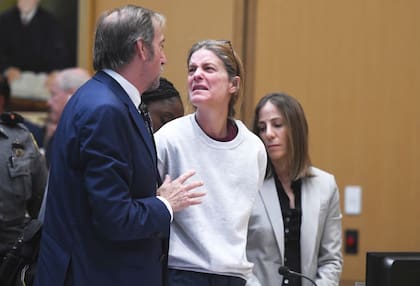Michelle Troconis habla con su abogado, Jon Schoenhorn, durante su sentencia en el Tribunal Superior de Connecticut, en mayo de 2024.
NED GERARD (AP)