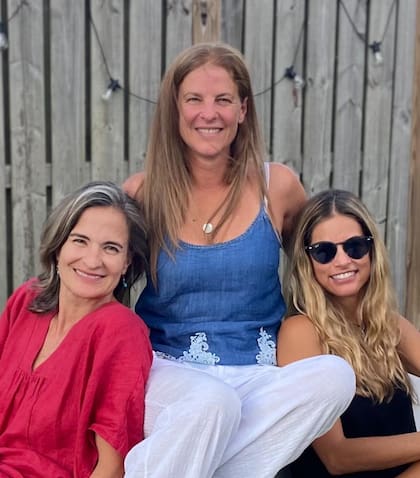 Michelle Troconis junto a dos sus amigas colombianas; se conocieron hace más de dos décadas en Buenos Aires y viajaron a Connecticut el 31 de mayo para acompañar a su amiga de cara al veredicto que la halló culpable
