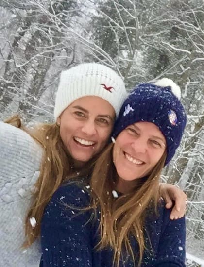 Michelle Troconis junto con Paula Zalazar, una de sus íntimas que viajó a Estados Unidos para la lectura de la sentencia