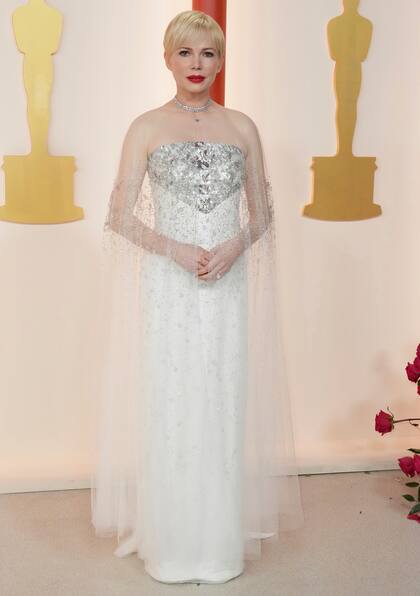 Michelle Williams optó por un vestido blanco que le otorga un dejo romántico a su look