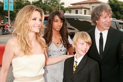 Michelle y David, en 2007, llegando al estreno de la película "Hairspray" en Mann Village Theatre, en California, con Claudia Rose y John Henry, sus dos hijos, en una de las pocas apariciones públicas que han hecho todos juntos en familia