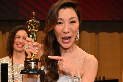 Michelle Yeoh con su premio