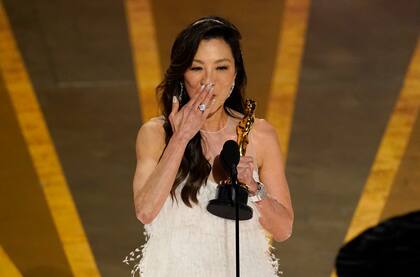 Michelle Yeoh, emocionada con su Oscar