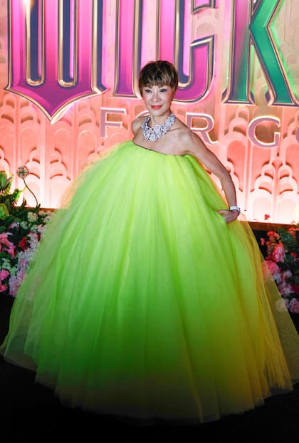 Michelle Yeoh fue otra de las estrellas de Hollywood que jugó con su look. La actriz lució un diseño strapless de Givenchy que generó furor en las redes. "La reina de la esponja fluo", describió un usuario de Instagram
