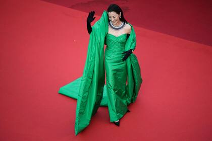 Michelle Yeoh fue otra de las que apostó por el color en esta noche de estreno: la actriz sorprendió con un vestido escote corazón en verde esmeralda de Balenciaga. Su suntuosa capa al tono y unos guantes en negro sumaron sofisticación a su look