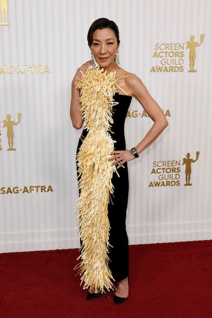 Michelle Yeoh, otra de las actrices que pisa fuerte por su performance en Todo en todas partes al mismo tiempo, lució un diseño perteneciente a la colección primavera-verano 2023 de Schiaparelli