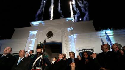 MIchetti encabezó el acto oficial en el minuto cero del Bicententario de la Independencia