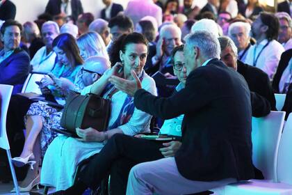 Michetti junto a Sica y Francisco Cabrera, el martes en el foro Abeceb