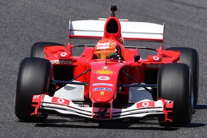 Mick Schumacher gira en el Ferrari F2004 con el que su padre, Michael, obtuvo su quinta corona de Fórmula 1; un momento emotivo en Mugello.