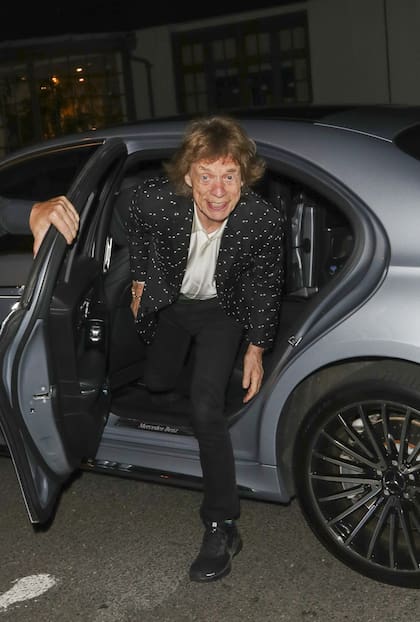 Mick Jagger celebró su cumpleaños número 82 con una cena privada en Kensington Roof Gardens. Después de la comida, la fiesta siguió en el club nocturno The Rex Rooms en Chelsea. El cantante de Los Rolling Stones eligió un look bastante sobrio, aunque su chaqueta no pasó desapercibida